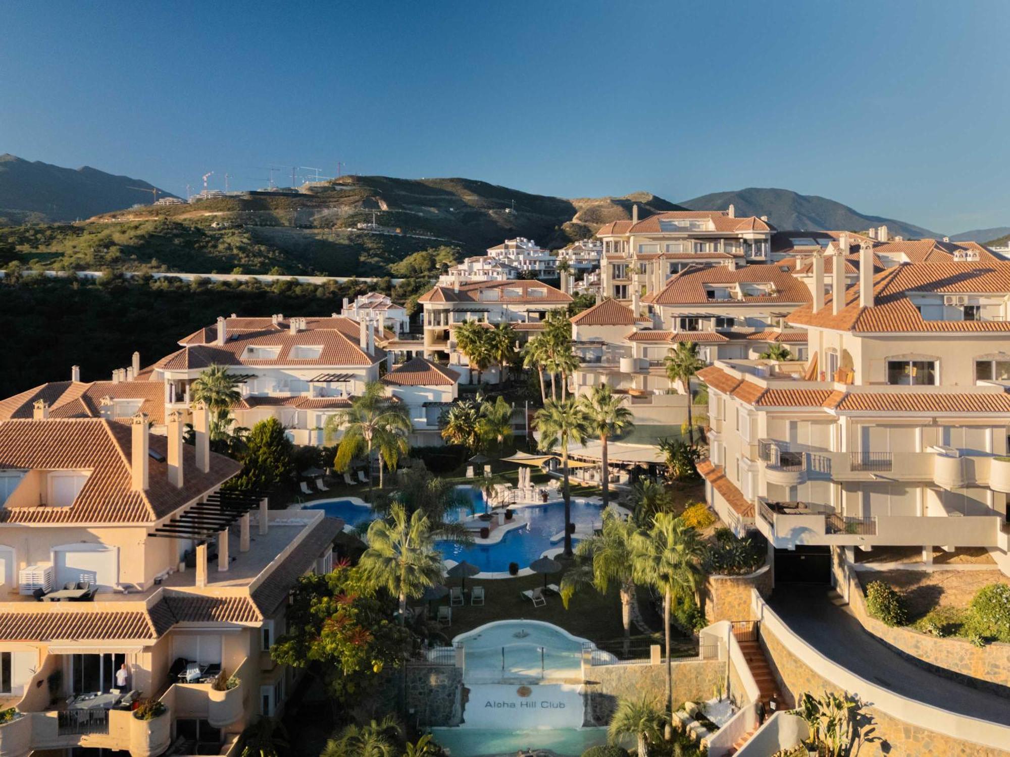 Aloha Hills Club Pools Gym Apartment Marbella
